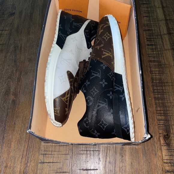 Size 10.5 (US) • Louis Vuitton Monogram Run Away Sneaker • VNDS • Pre-Owned. • - Picture 14 of 16